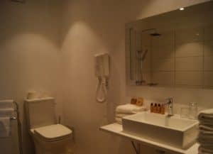 La salle de bain pour les personnes mobilité réduite , dans l'hôtel le Minervois à coté de Carcassonne