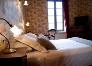 Chambre avec lit double, décor belle époque, l'hôtel La Marbrerie à proximité de Carcassonne